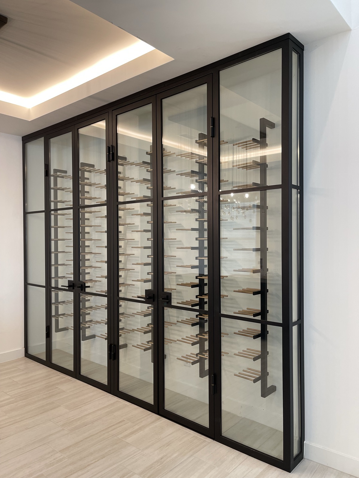 Floor-to-ceiling glass wine-cellar enclosure by Mad Touch Glass